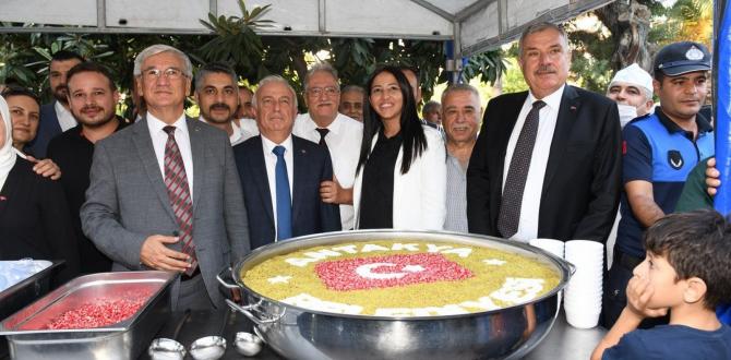 ANTAKYA BELEDİYE BAŞKANI İZZETTİN YILMAZ, AŞURE İKRAMI PROGRAMINDA VATANDAŞLARLA BİR ARAYA GELDİ.