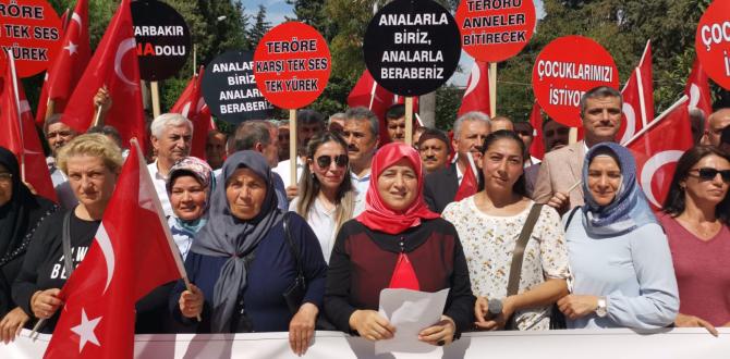 Evlat nöbeti tutan annelere destek olmak amacıyla hatayda teröre karşı dimdik duran 210 sivil toplum kuruluşu adına basın açıklamasını Hatay Memur Sen Ve Eğitim Birsen Kadınlar Komisyonu Başkanı Emel TÜMKAYA yaptı.Hataydaki sivil toplum kuruluşları teröre karşı haykırdı