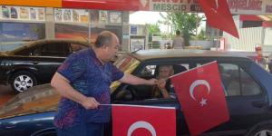 Dörtyol ilçesinde Sevilen İşadamı Şeyhdavut Gerges,  Barış Pınarı harekâtına destek amacıyla 7.000 Türk bayrağı dağıtımı yapıyor.