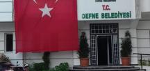 Defne Belediye Başkanı İbrahim Güzel, Barış Pınarı Harekatına katılan Mehmetçiklere destek vermek adına için Belediye hizmet binaları olmak üzere çeşitli noktalarda bayrak asma çalışması gerçekleştirdikleri duyurdu.