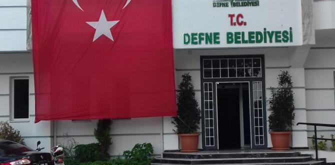 Defne Belediye Başkanı İbrahim Güzel, Barış Pınarı Harekatına katılan Mehmetçiklere destek vermek adına için Belediye hizmet binaları olmak üzere çeşitli noktalarda bayrak asma çalışması gerçekleştirdikleri duyurdu.