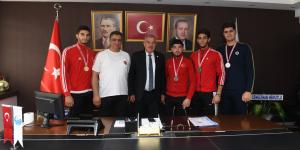 Başkan Yılmaz, Antakya Belediyesi Boks Takımı’nı Ağırladı  “TÜRKİYE ŞAMPİYONASI’NA KATILMAYA HAK KAZANAN  ANTAKYA BELEDİYESİ BOKS TAKIMIMIZI TEBRİK EDİYORUM.”