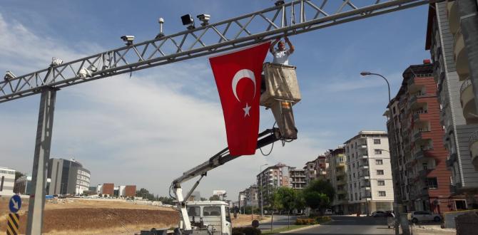 Kırıkhan’da şehrin girişleri Türk Bayraklarıyla donatıldı