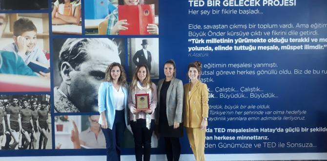 TED HATAY KOLEJİ TÜRK EDEBİYATININ ÖNEMLİ İSİMLERİNDEN MÜGE İPLİKÇİ’Yİ AĞIRLADI