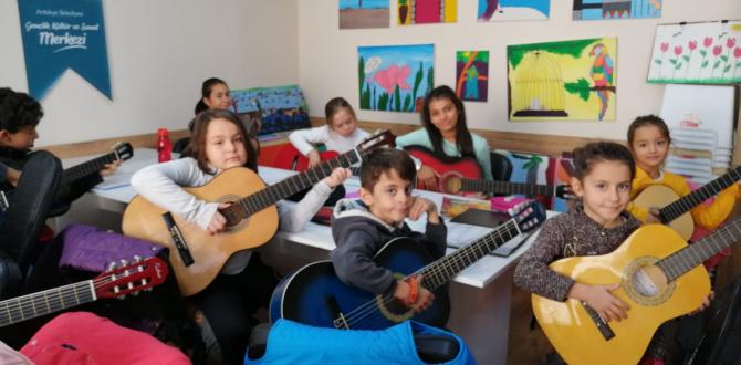 ANTAKYA BELEDİYESİ ÜCRETSİZ GİTAR KURSU İLE GENÇLER MÜZİK EĞİTİMİ ALIYOR