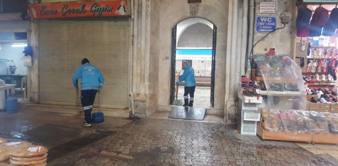 ANTAKYA BELEDİYESİ EKİPLERİ’NDEN  TAŞKINLARI VE TIKANMALARI ÖNLEMEK AMACIYLA  ÇARŞI BÖLGESİNDE MAZGAL TEMİZLİĞİ
