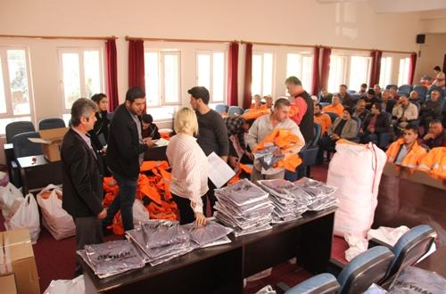 SAMANDAĞ BELEDİYESİ PERSONELLERİNE KIŞLIK KIYAFET DAĞITTI