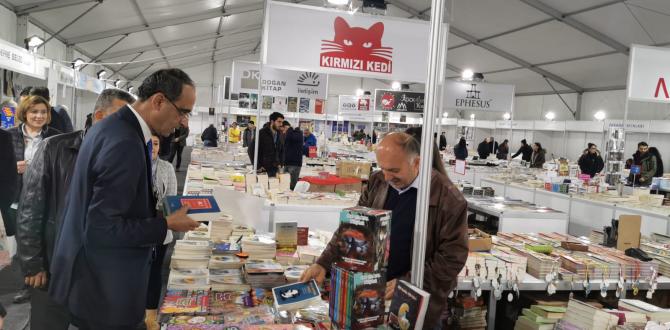 Defne Belediye Başkanı İbrahim Güzel, Defne Belediyesince gerçekleştirilen 1.Defne Kitap Fuarını ziyaret etti.