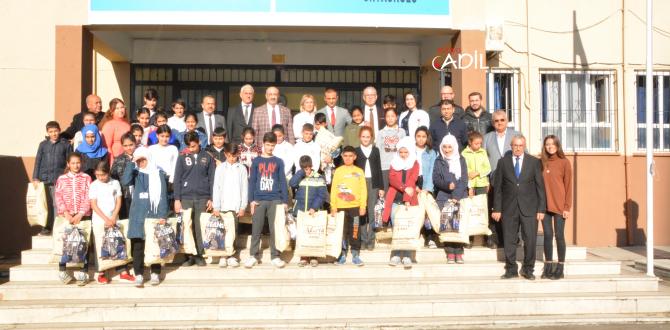 UĞUR FIRAT VE EMNİYET MÜDÜRÜ NEVZAT GÜNEŞ ŞÜKRÜ KANATLI İLK ÖĞRETİM OKULU ÖGRENCİLERİNE HEDİYELERİ TAKTİM ETTİ.