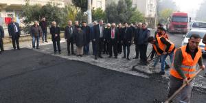 Antakya Belediyesi’nin Asfalt Hamlesi Devam Ediyor  BAŞKAN YILMAZ ESENLİK MAHALLESİ’NDE ASFALTLAMA ÇALIŞMALARINI İNCELEDİ