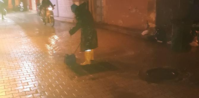 ANTAKYA BELEDİYESİ EKİPLERİ’NDEN ÇARŞI BÖLGESİNDE MAZGAL TEMİZLİĞİ