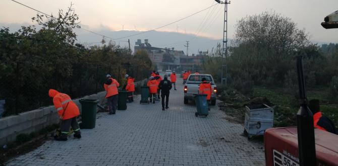 CUMHURİYET MAHALLESİ’NDE TEMİZLİK ÇALIŞMALARI SÜRDÜRÜLÜYOR