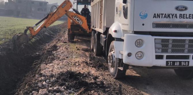 AŞAĞIOBA MAHALLESİ’NDE TIKANAN KANALLAR TEMİZLENDİ