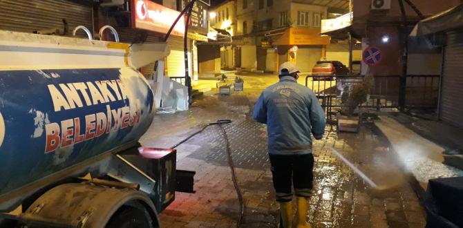 ÇARŞI İÇİ VE ÇEVRESİNDE GECE YIKAMA ÇALIŞMALARI