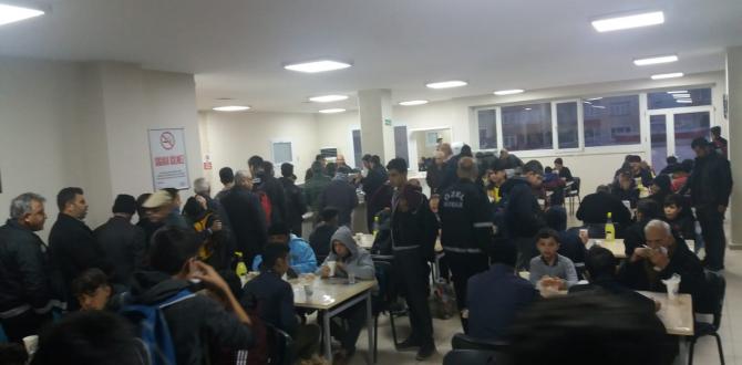 HER SABAH SICAK ÇORBA İKRAMI İLE GÖNÜLLER ISINIYOR