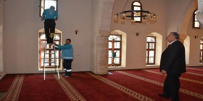 BAŞKAN YILMAZ İBADETHANE TEMİZLİĞİ ÇALIŞMALARINI YERİNDE İNCELEDİ