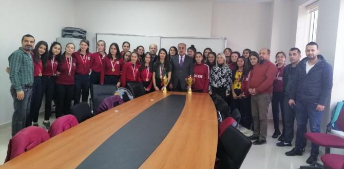 MÜDÜRÜMÜZ KEMAL GÜLİSTAN İL ŞAMPİYONLARINI TEBRİK ETTİ.