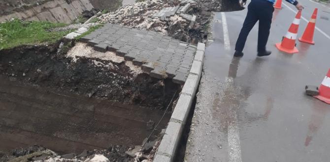 YOĞUN YAĞMUR SONUCU ÇÖKEN YOLA BELEDİYE ZABITA TRAFİK EKİPLERİ ANINDA TEBDİR ALDI