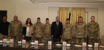 BAŞKAN YILMAZ YENİ YILI MEHMETÇİKLE VE POLİSLERLE KARŞILADI