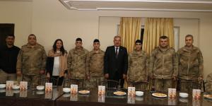 BAŞKAN YILMAZ YENİ YILI MEHMETÇİKLE VE POLİSLERLE KARŞILADI