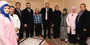 BAŞKAN YILMAZ’DAN EVDE TEMİZLİK VE EVDE BAKIM HİZMETİ ALAN  YAŞLI BÜYÜKLERE ZİYARET
