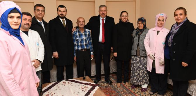 BAŞKAN YILMAZ’DAN EVDE TEMİZLİK VE EVDE BAKIM HİZMETİ ALAN  YAŞLI BÜYÜKLERE ZİYARET