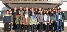 KAYMAKAM KARAMEHMETOĞLU VE BAŞKAN YAVUZ BAYRAK TÖRENİNE KATILIP ÖĞRETMEN VE ÖĞRENCİLERLE BİR ARAYA GELDİ