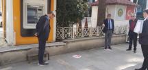 BAŞKAN YAVUZ KIRIKHAN’A UYARI AFİŞLERİ VE DEZENFEKSİZYON CİHAZLARI TAKTIRDI