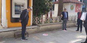 BAŞKAN YAVUZ KIRIKHAN’A UYARI AFİŞLERİ VE DEZENFEKSİZYON CİHAZLARI TAKTIRDI