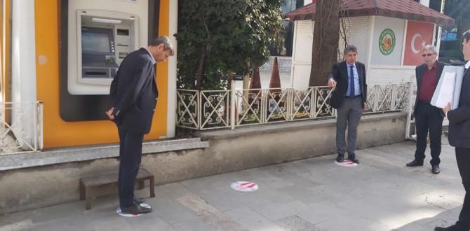 BAŞKAN YAVUZ KIRIKHAN’A UYARI AFİŞLERİ VE DEZENFEKSİZYON CİHAZLARI TAKTIRDI