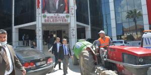 BAŞKAN YAVUZ GEZİCİ ARAÇLA KIRIKHAN’I DEZENFEKTE ETTİRDİ
