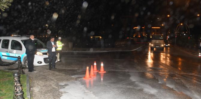 HATAY VALİLİĞİ’NİN TRAFİĞE KAPATTIĞI YOLLARI  ANTAKYA BELEDİYESİ YIKAYARAK DEZENFEKTE ETTİ