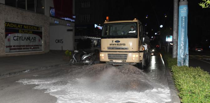 KURTULUŞ CADDESİ, ATATÜRK CADDESİ VE KEMAL PAŞA CADDESİ’NDE  YIKAMA VE DEZENFEKTE ÇALIŞMALARI