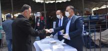 Pazar girişinde maske ve eldiven dağıtıldı.