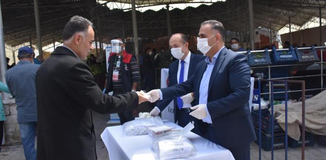 Pazar girişinde maske ve eldiven dağıtıldı.