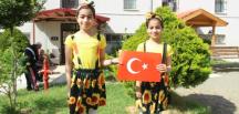 SAMANDAĞ’DA PENCERE VE BALKONLARDAN 23 NİSAN COŞKUSU