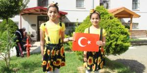 SAMANDAĞ’DA PENCERE VE BALKONLARDAN 23 NİSAN COŞKUSU