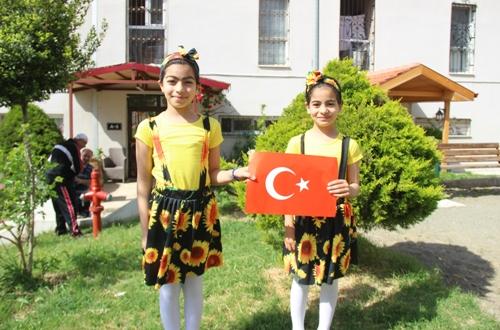 SAMANDAĞ’DA PENCERE VE BALKONLARDAN 23 NİSAN COŞKUSU