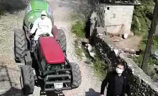 BAŞKAN YAVUZ 3 MAHALLEYİ PÜSKÜRTME ARACI İLE DEZENFEKTE YAPTIRDI