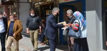 BAŞKAN YAVUZ KENDİ ELLERİ İLE HALKINA MASKE DAĞITIMI YAPTI