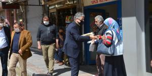 BAŞKAN YAVUZ KENDİ ELLERİ İLE HALKINA MASKE DAĞITIMI YAPTI