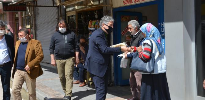 BAŞKAN YAVUZ KENDİ ELLERİ İLE HALKINA MASKE DAĞITIMI YAPTI