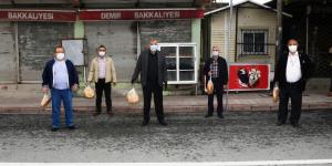 SOKAĞA ÇIKMA KISITLAMASI KAPSAMINDA ALTINÇAY MAHALLESİ’NDE 5200 AİLEYE  MASKE VE EKMEK DAĞITILDI