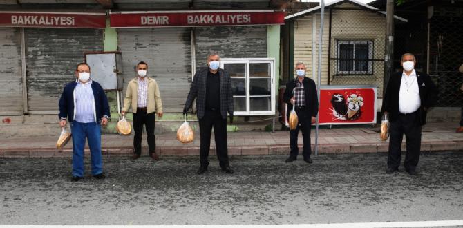 SOKAĞA ÇIKMA KISITLAMASI KAPSAMINDA ALTINÇAY MAHALLESİ’NDE 5200 AİLEYE  MASKE VE EKMEK DAĞITILDI