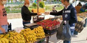 PAZARLARDA MASKE DAĞITIMI VE KONTROLLÜ GİRİŞ ÇIKIŞ  ÇALIŞMALARI DEVAM EDİYOR