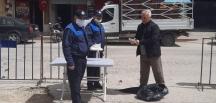 ANTAKYA BELEDİYESİ ZABITA EKİPLERİ  SEMT PAZARLARINDA MASKE DAĞITIMI YAPIYOR