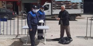 ANTAKYA BELEDİYESİ ZABITA EKİPLERİ  SEMT PAZARLARINDA MASKE DAĞITIMI YAPIYOR