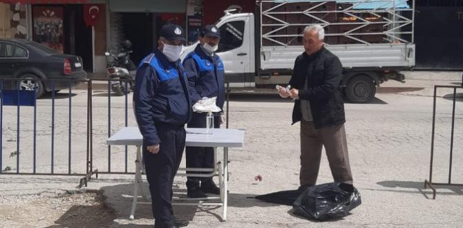 ANTAKYA BELEDİYESİ ZABITA EKİPLERİ  SEMT PAZARLARINDA MASKE DAĞITIMI YAPIYOR