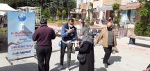 PAZARLARDA MASKE DAĞITIMI VE KONTROLLÜ GİRİŞ ÇIKIŞ ÇALIŞMALARI DEVAM EDİYOR