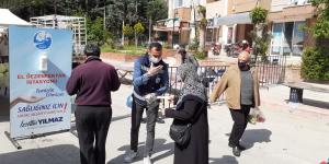 PAZARLARDA MASKE DAĞITIMI VE KONTROLLÜ GİRİŞ ÇIKIŞ ÇALIŞMALARI DEVAM EDİYOR